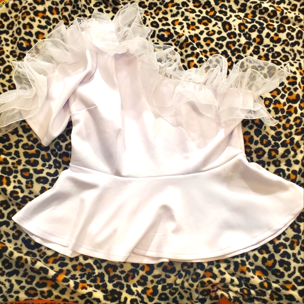 One shoulder peplum top🍒